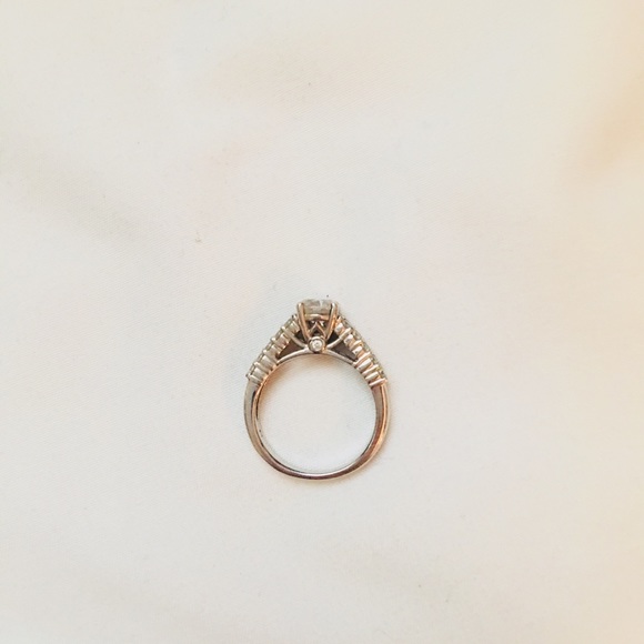 Size 7 engagement ring 💍 - Picture 5 of 5